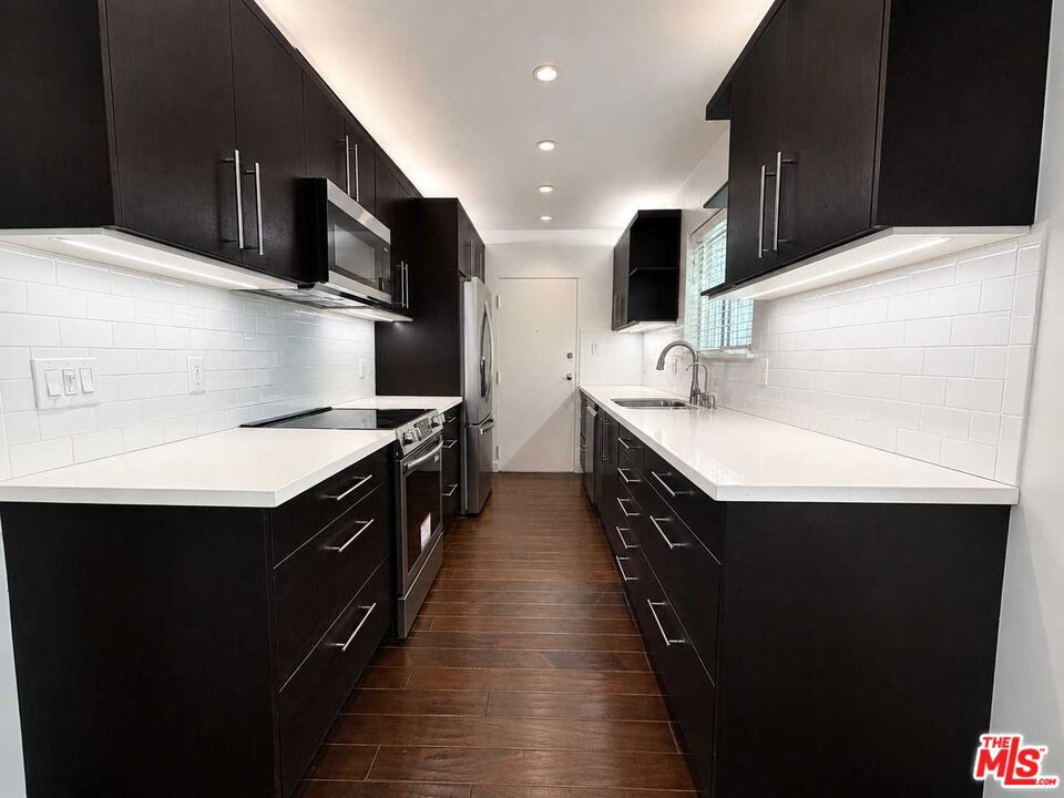 1525 N Hayworth Avenue 107 Property Photo 13