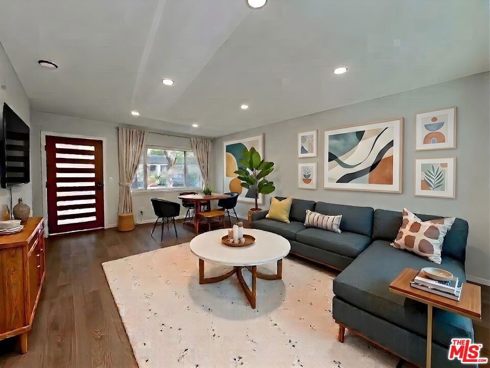 903 S Barrington Avenue Property Photo 1