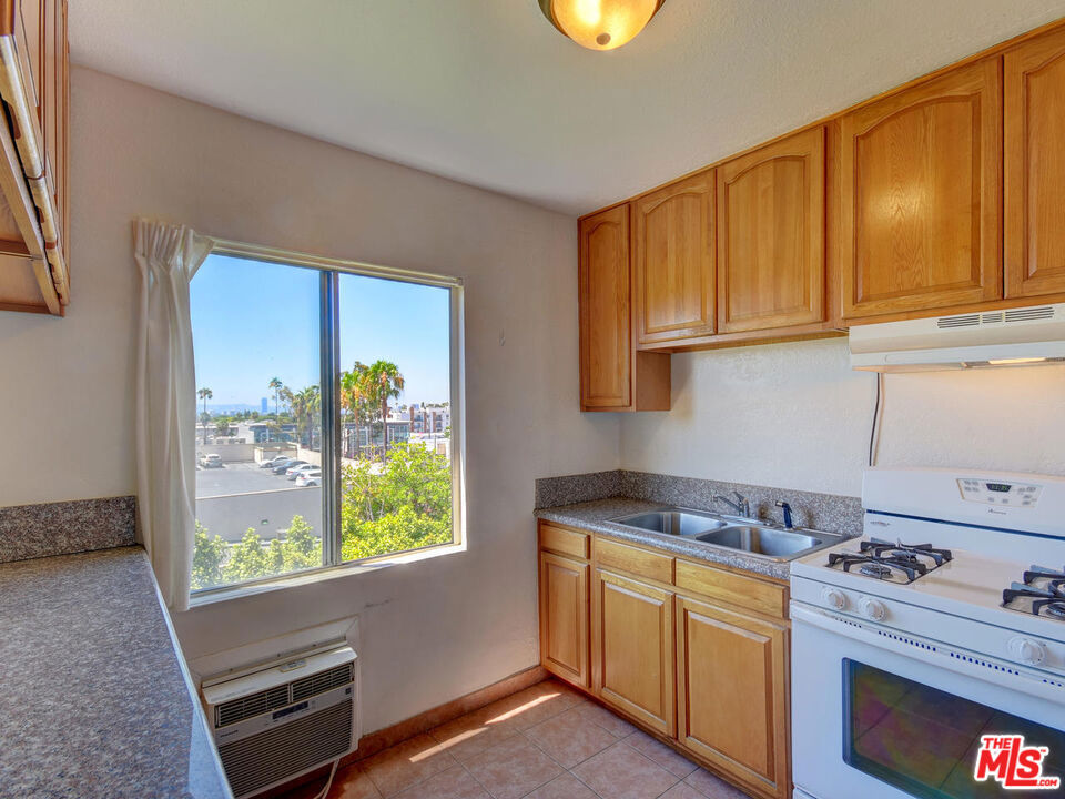 1540 N Fuller Avenue 9 Property Photo 7
