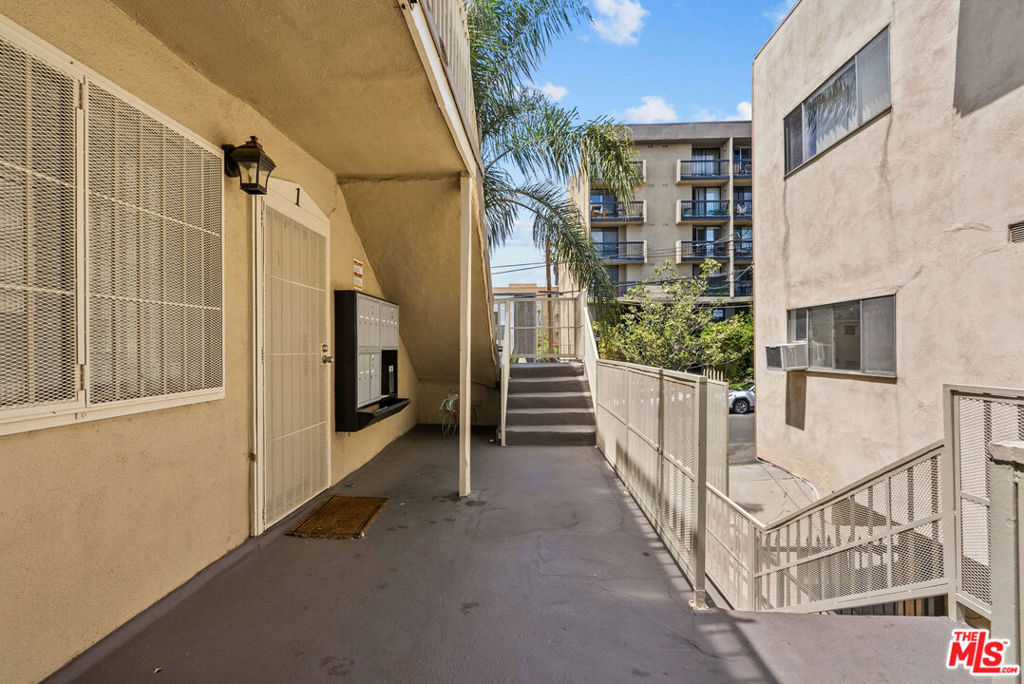 1540 N Fuller Avenue 8 Property Photo 4