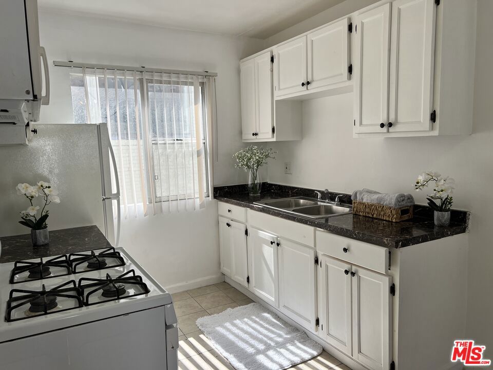 1330 S Wilton Place 9 Property Photo 2
