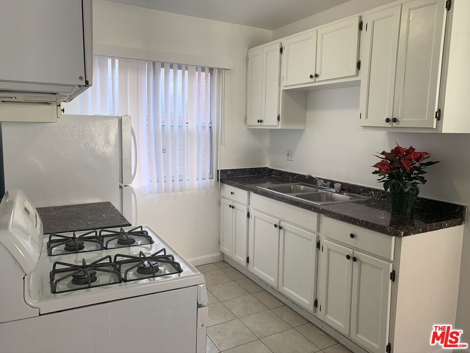 1330 S Wilton Place 9 Property Photo 3