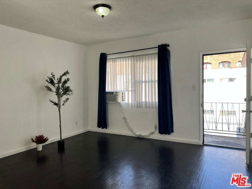 1330 S Wilton Place 9 Property Photo 6