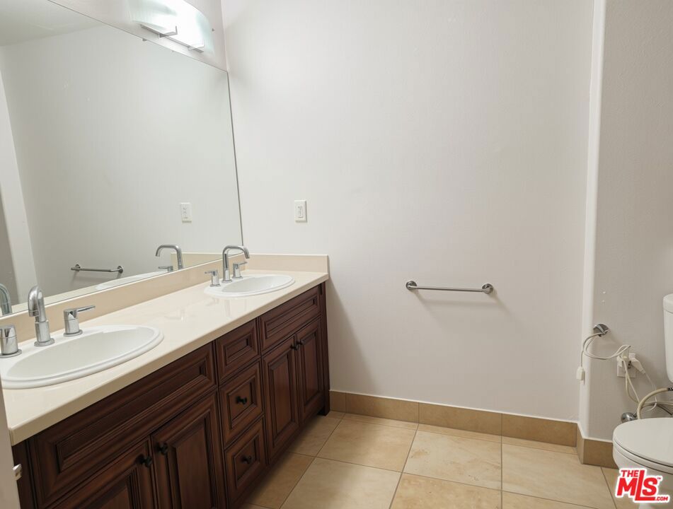 1026 S Oxford Avenue 204 Property Photo 2