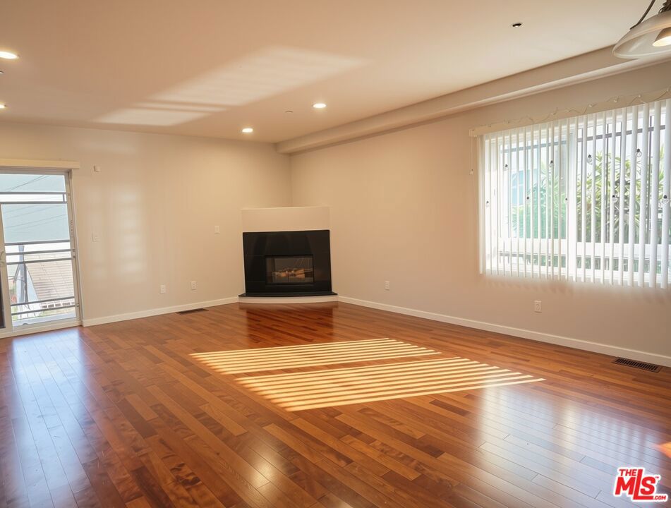 1026 S Oxford Avenue 204 Property Photo 6
