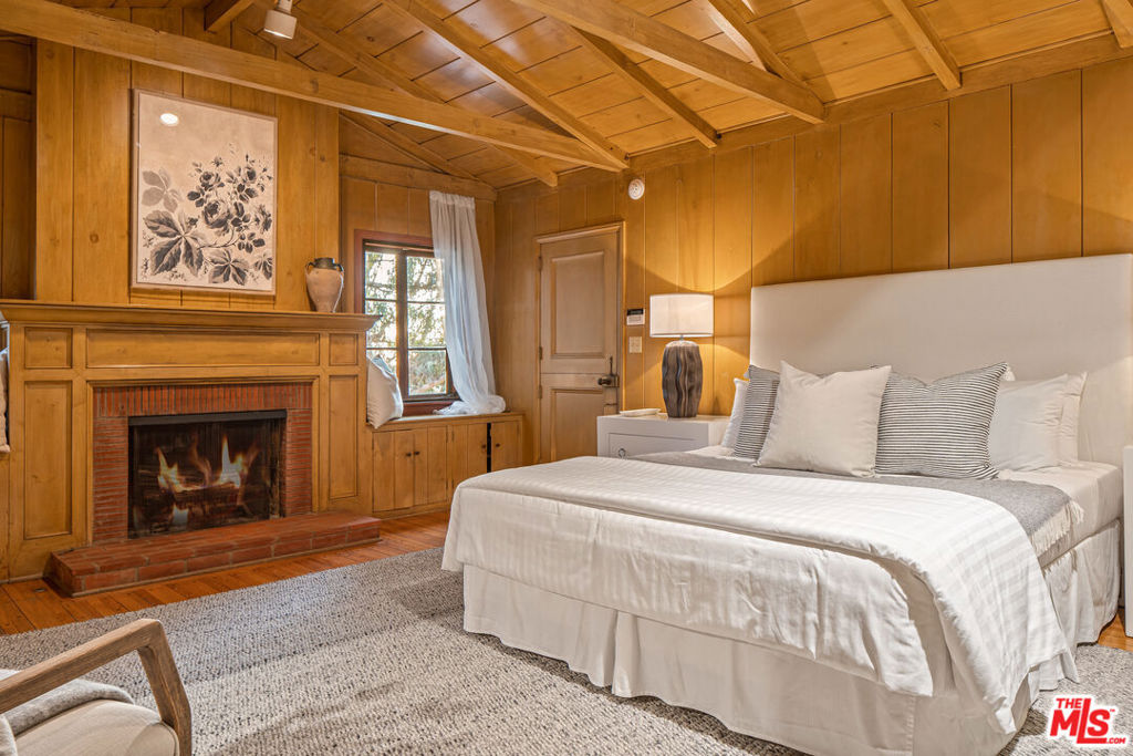 1357 B Beverly Estate Property Photo 3