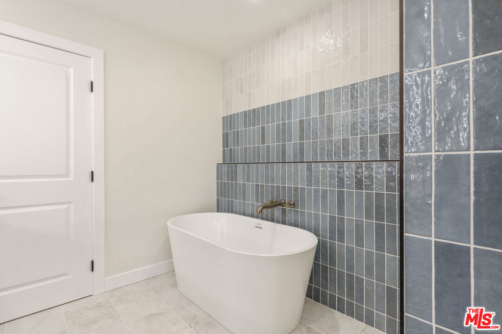 1747 Wollacott Street Property Photo 38