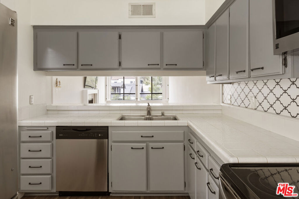 1900 Vine Street 403 Property Photo 13
