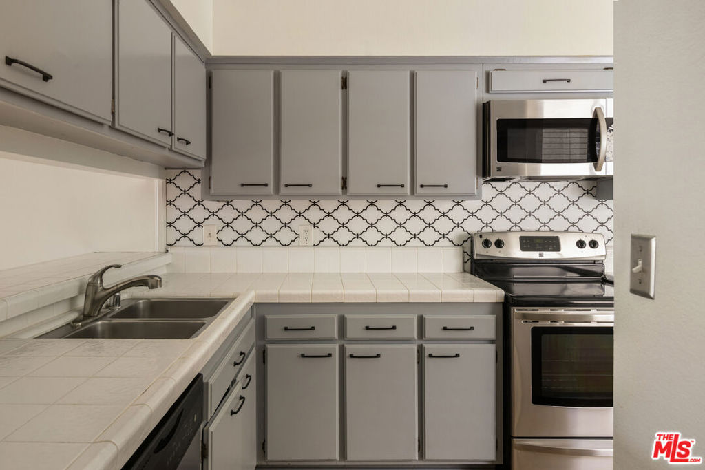 1900 Vine Street 403 Property Photo 14