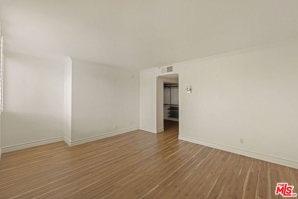 1900 Vine Street 403 Property Photo 22