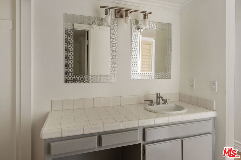 1900 Vine Street 403 Property Photo 24