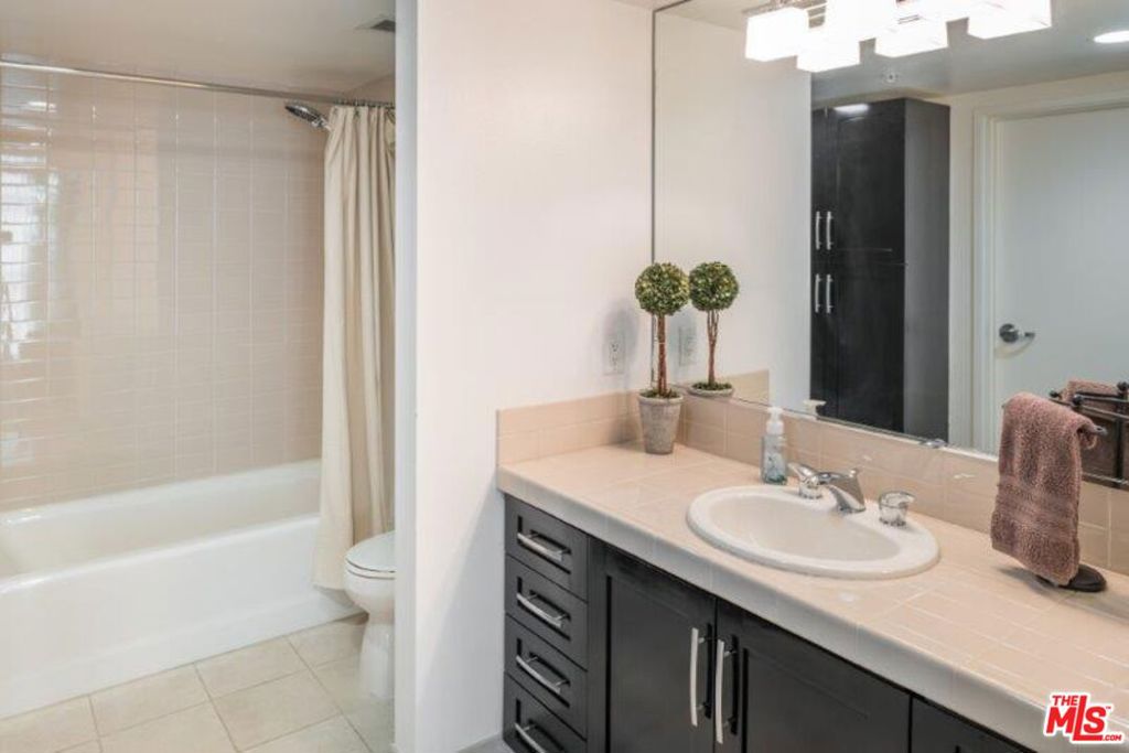 13700 Marina Pointe Drive 1725 Property Photo 12