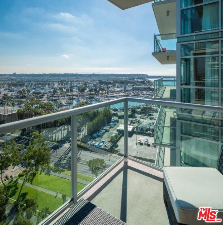 13700 Marina Pointe Drive 1725 Property Photo 15