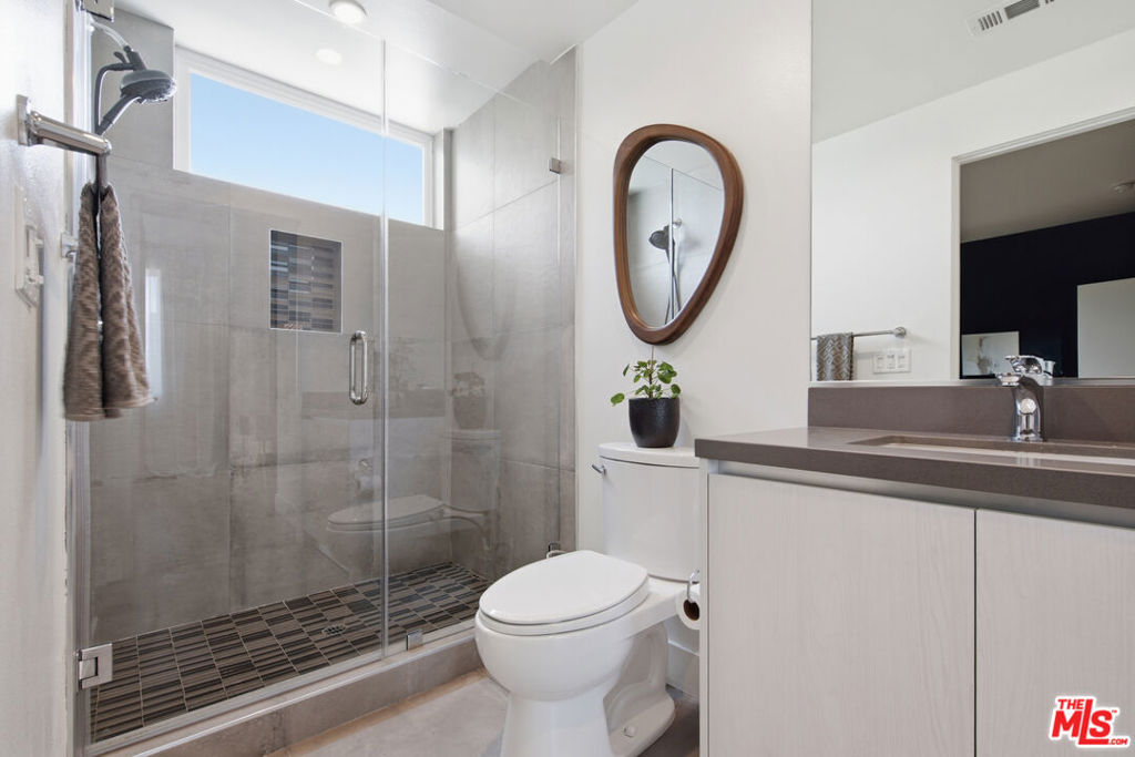 5504 W Olympic Boulevard Property Photo 18