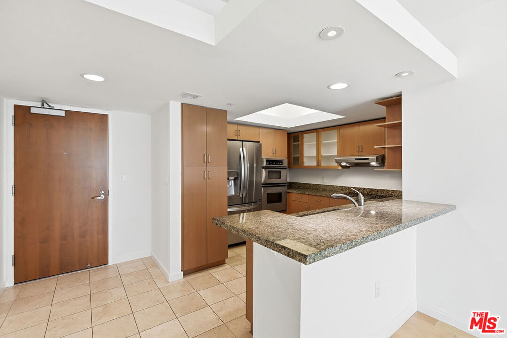 13700 Marina Pointe Drive 630 Property Photo 4