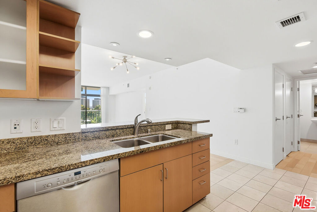 13700 Marina Pointe Drive 630 Property Photo 5