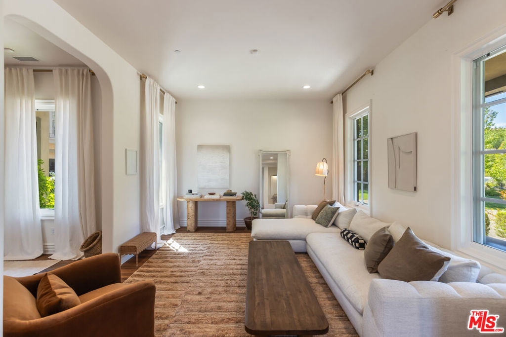 2052 Shadow Creek Drive Property Photo 4