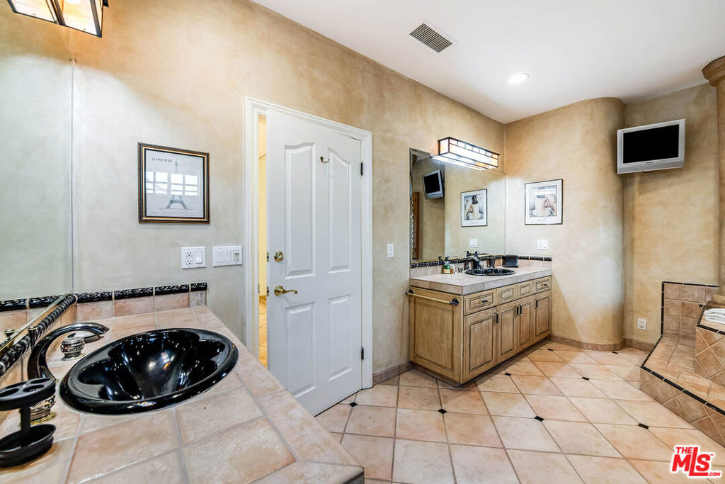 4063 Benedict Canyon Drive Property Photo 47