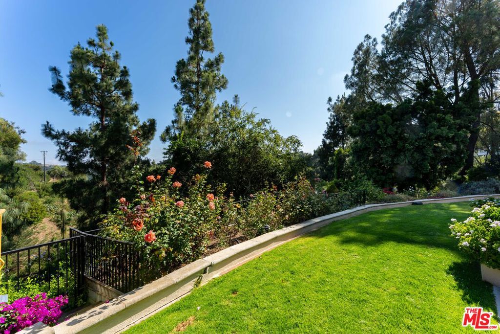 12750 Mulholland Drive Property Photo 29