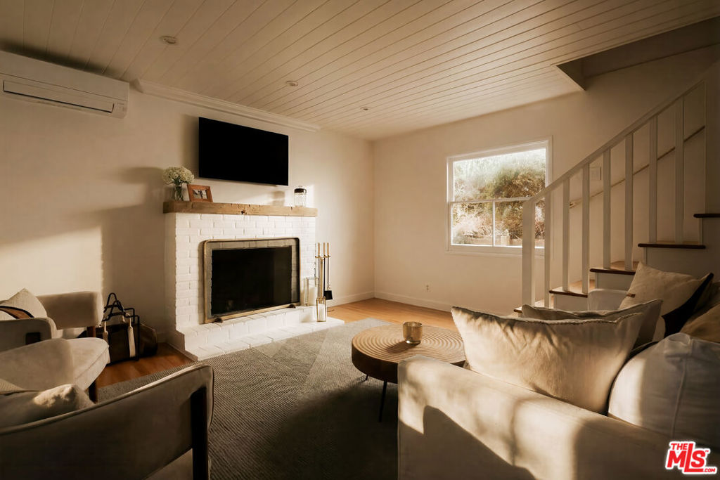 2041 N Alta Vista Avenue Property Photo 5