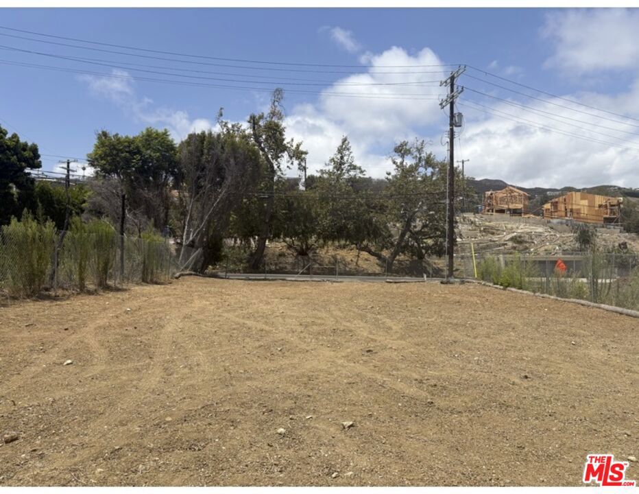 16464 W Sunset Boulevard Property Photo 3