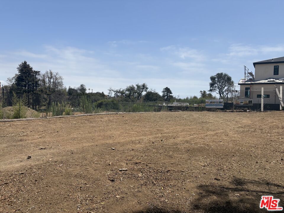 16464 W Sunset Boulevard Property Photo 4