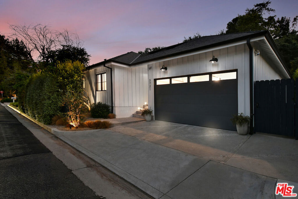 3721 Woodcliff Road Property Photo 3