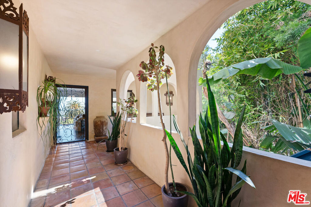 9140 St Ives Drive Property Photo 14