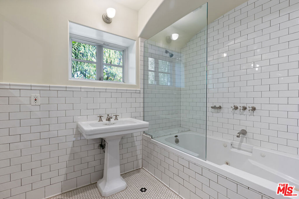 9140 St Ives Drive Property Photo 40