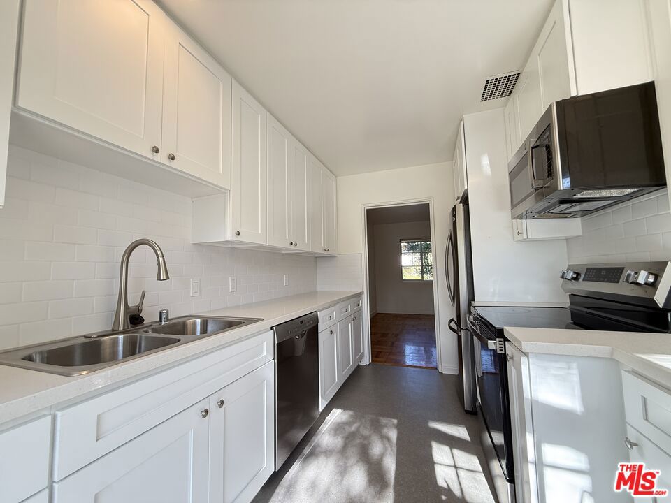 5262 Village Green Property Photo 7