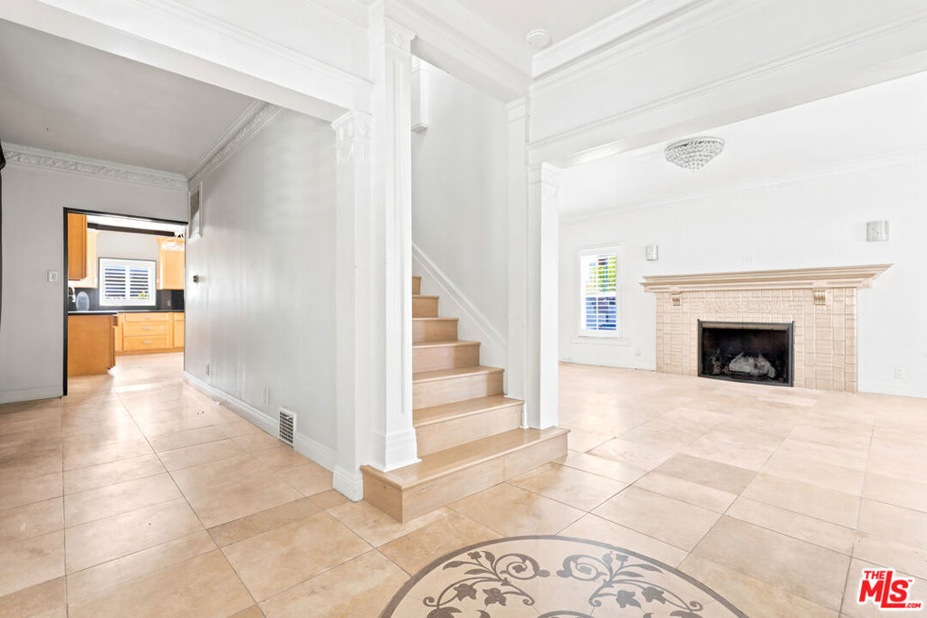 570 S Van Ness Avenue Property Photo 3