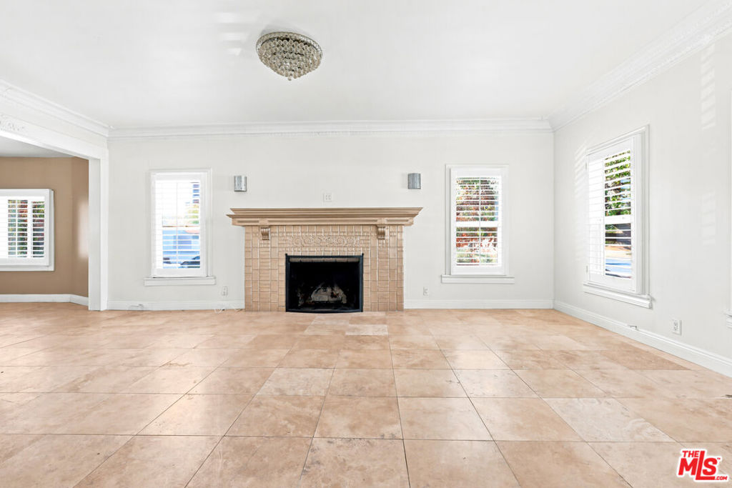 570 S Van Ness Avenue Property Photo 5