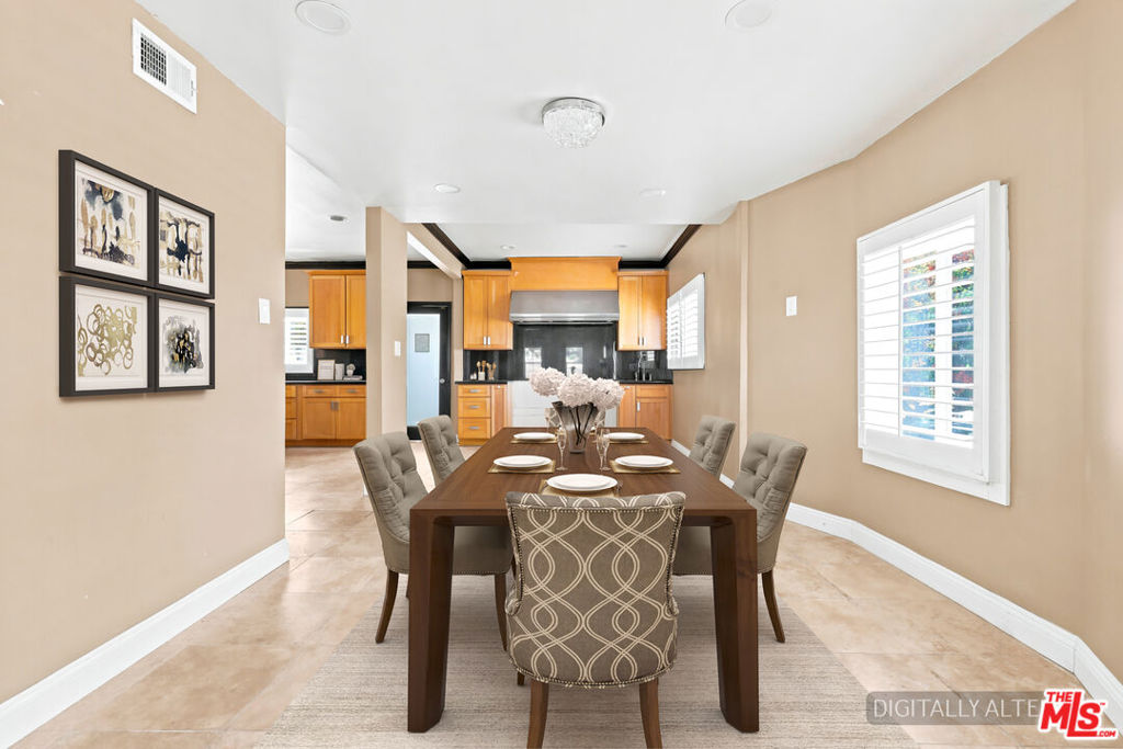570 S Van Ness Avenue Property Photo 8