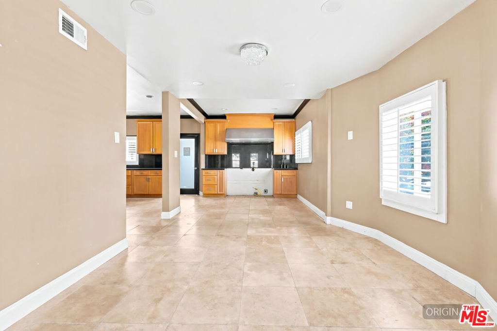 570 S Van Ness Avenue Property Photo 9
