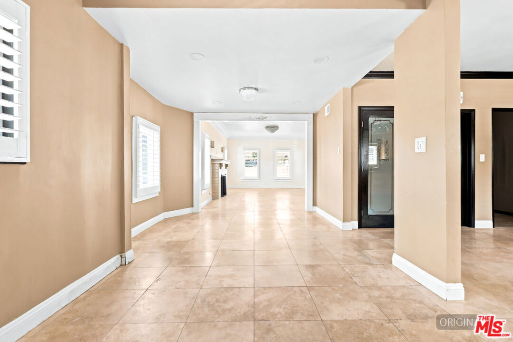570 S Van Ness Avenue Property Photo 11