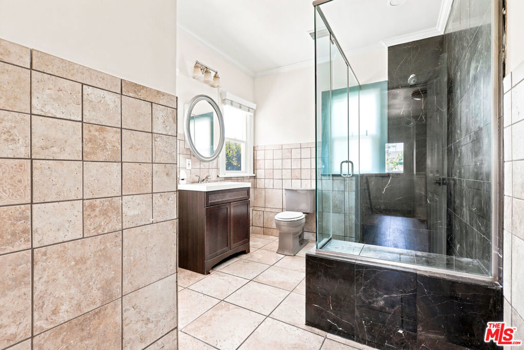 570 S Van Ness Avenue Property Photo 16
