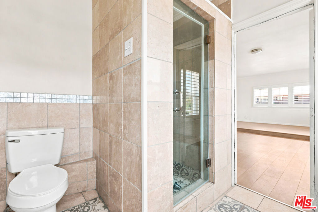 570 S Van Ness Avenue Property Photo 19