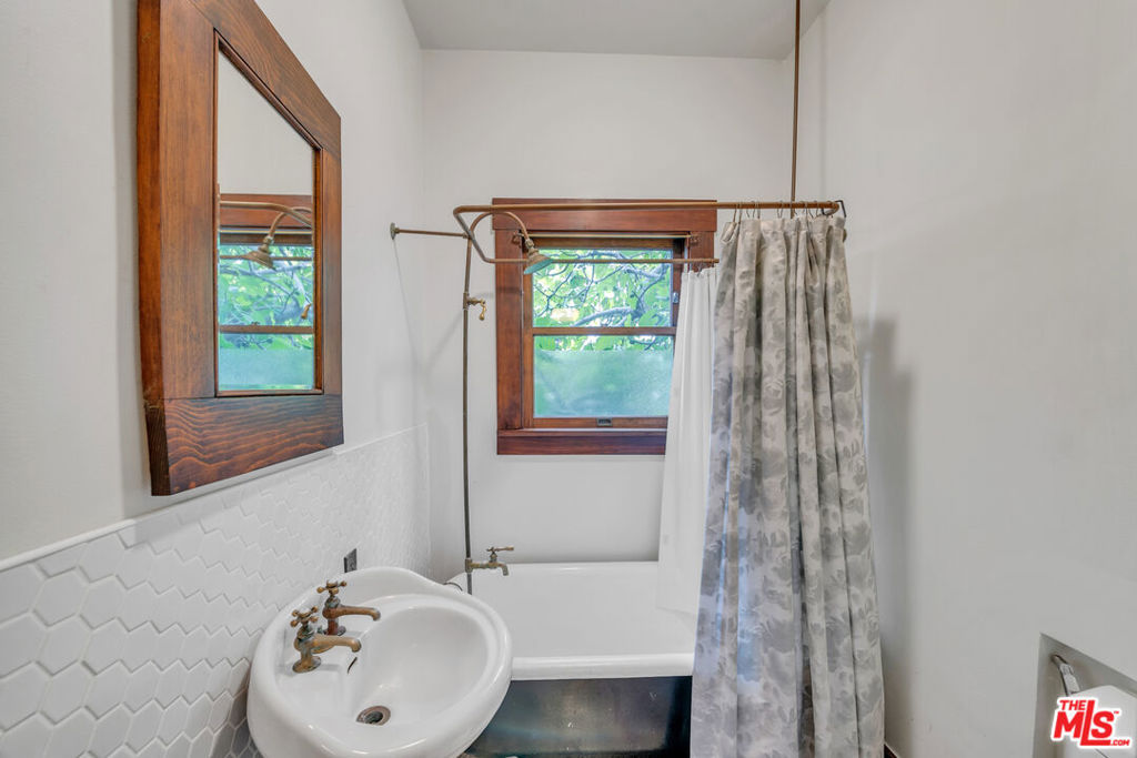 1812 S Bronson Avenue Property Photo 24
