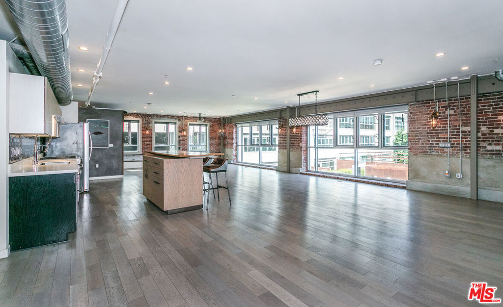 527 Molino Street 202 Property Photo 4