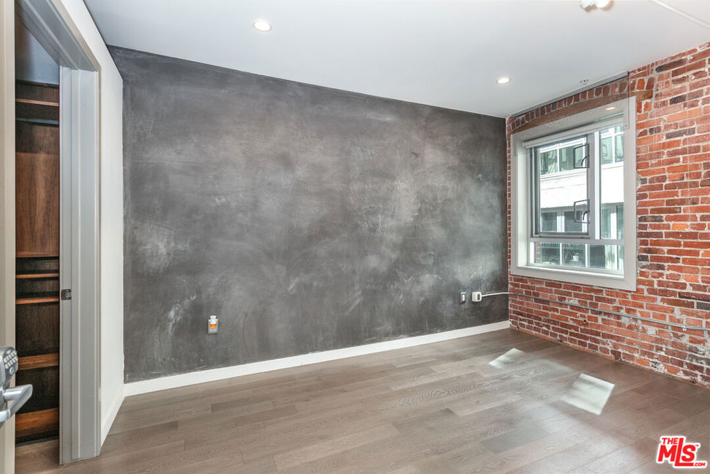 527 Molino Street 202 Property Photo 13