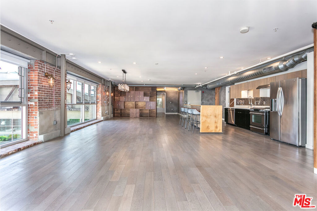 527 Molino Street 202 Property Photo 15