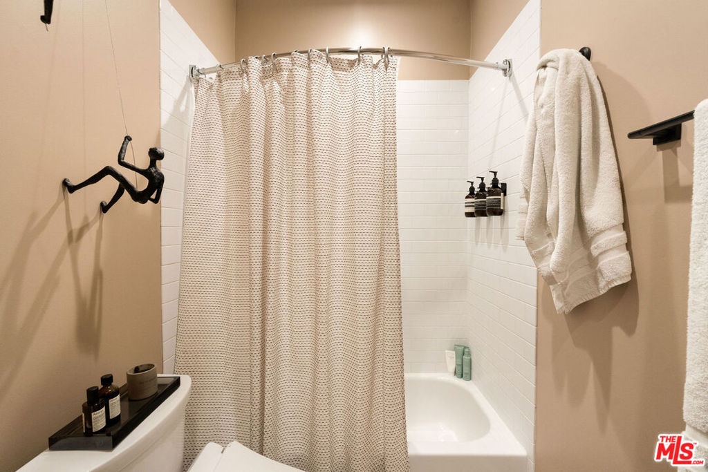 585 N Rossmore Avenue 407 Property Photo 11