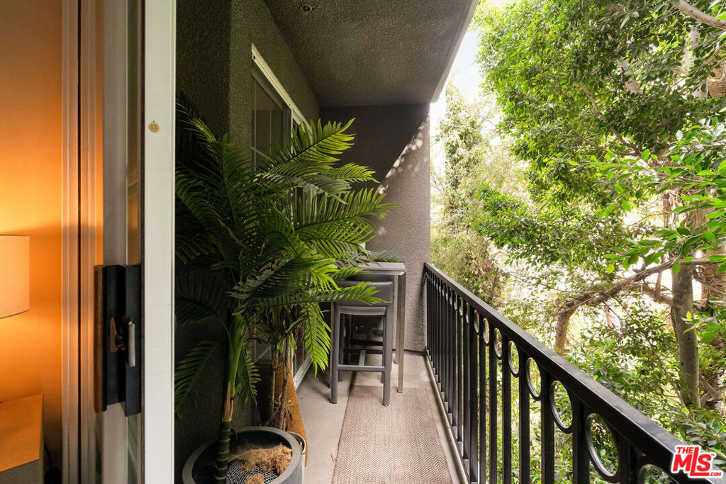 585 N Rossmore Avenue 407 Property Photo 18