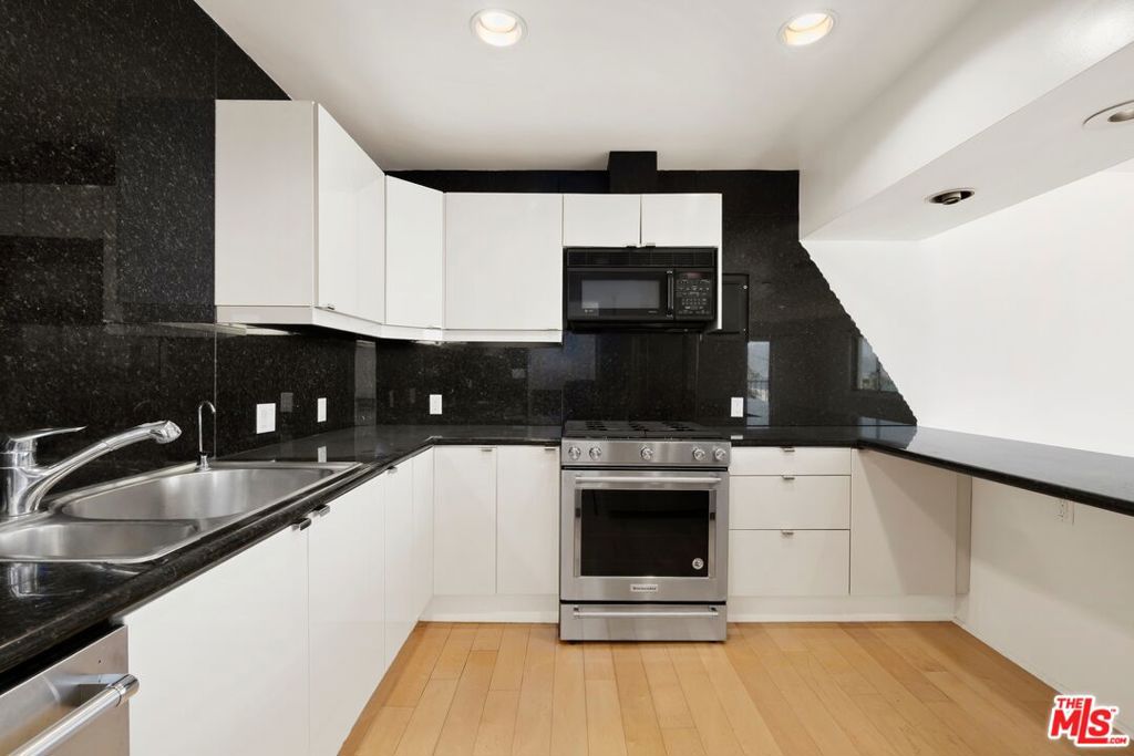 101 California Avenue 802 Property Photo 17