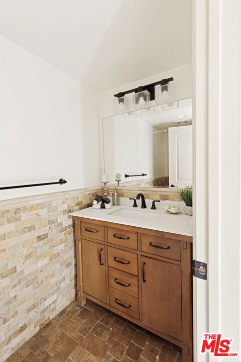 272 N Chester Avenue 101 Property Photo 19