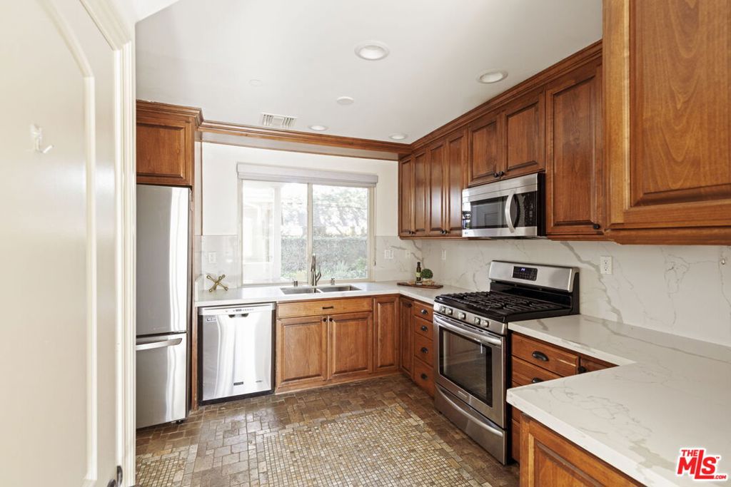 272 N Chester Avenue 101 Property Photo 20