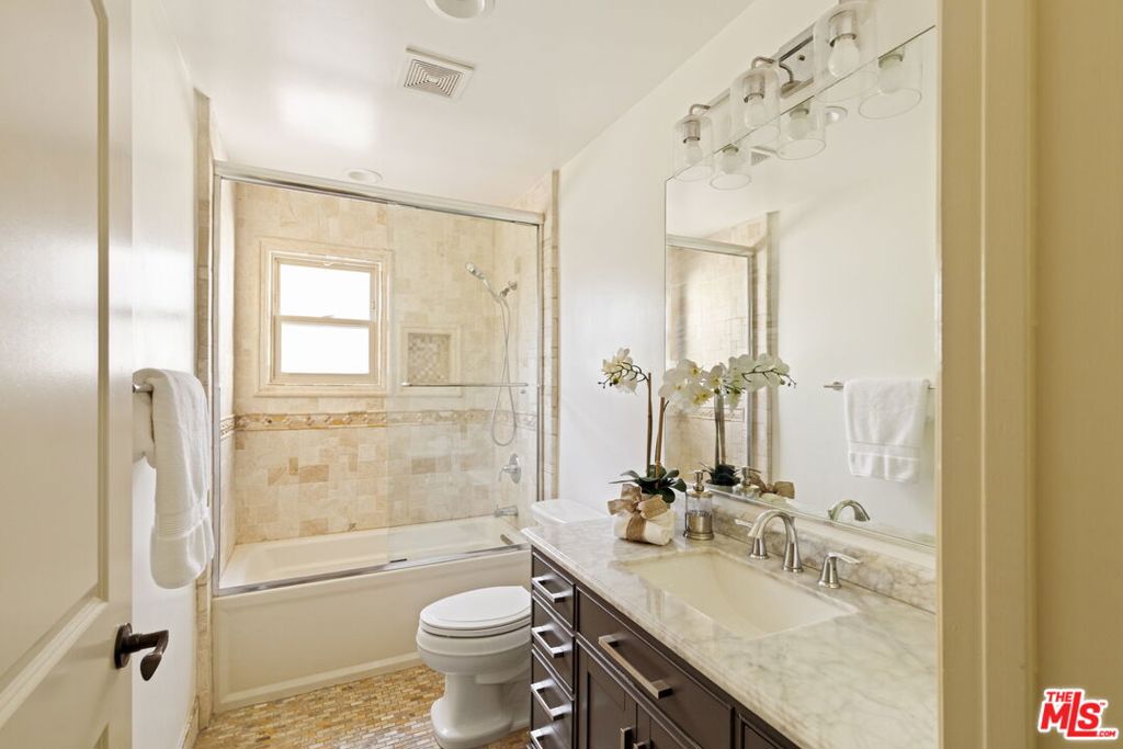 272 N Chester Avenue 101 Property Photo 26