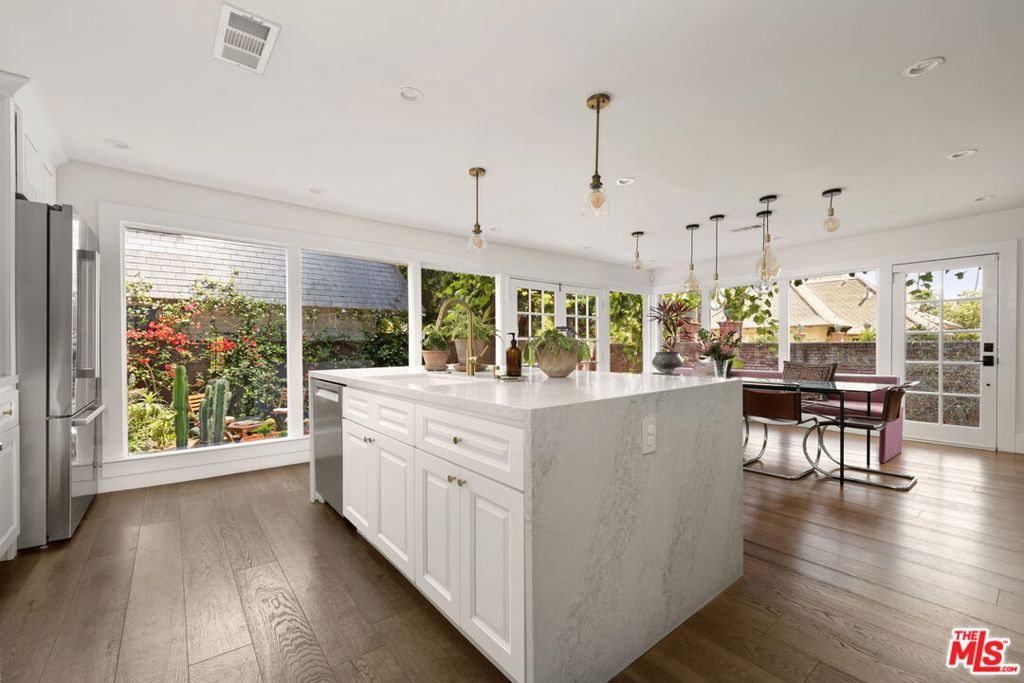 2248 S Hobart Boulevard Property Photo 11