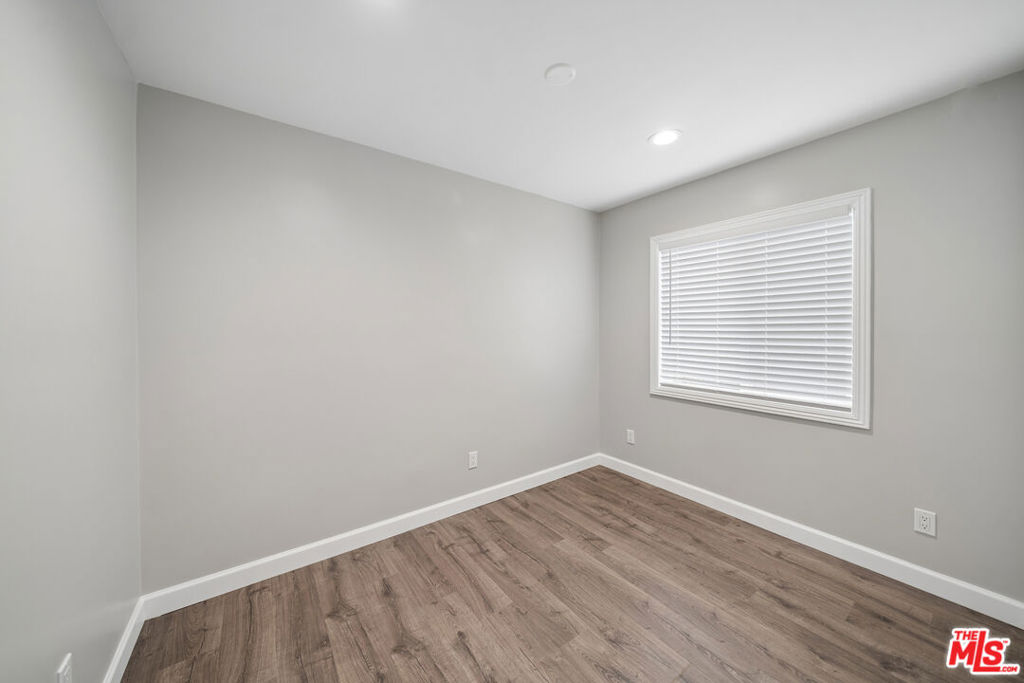 1545 W 23rd Street Property Photo 5