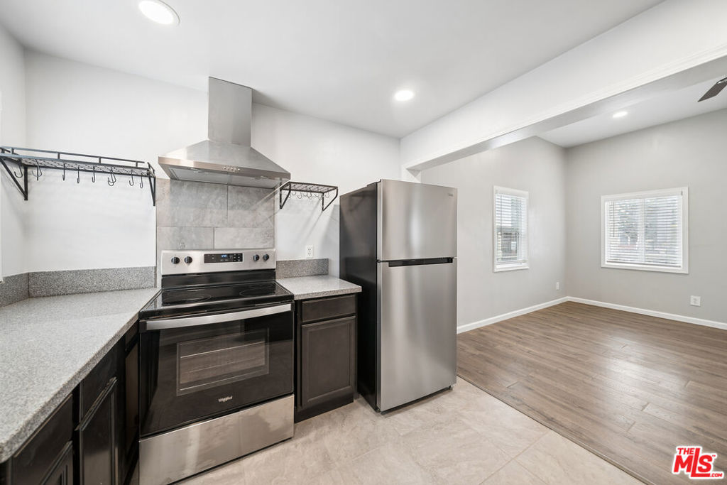 1543 W 23rd Street Property Photo 3